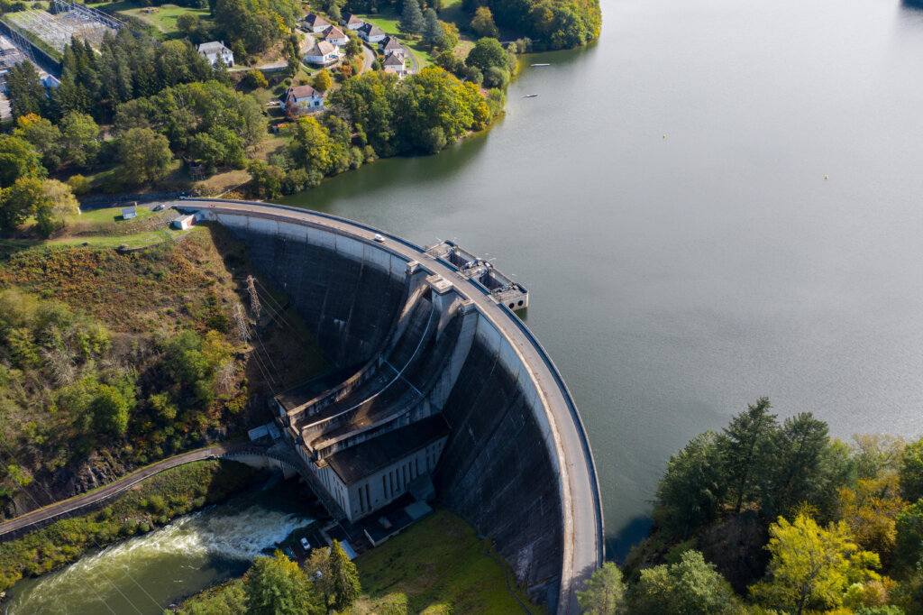 Approche ‘système’ pour l’analyse de données de surveillance de barrage